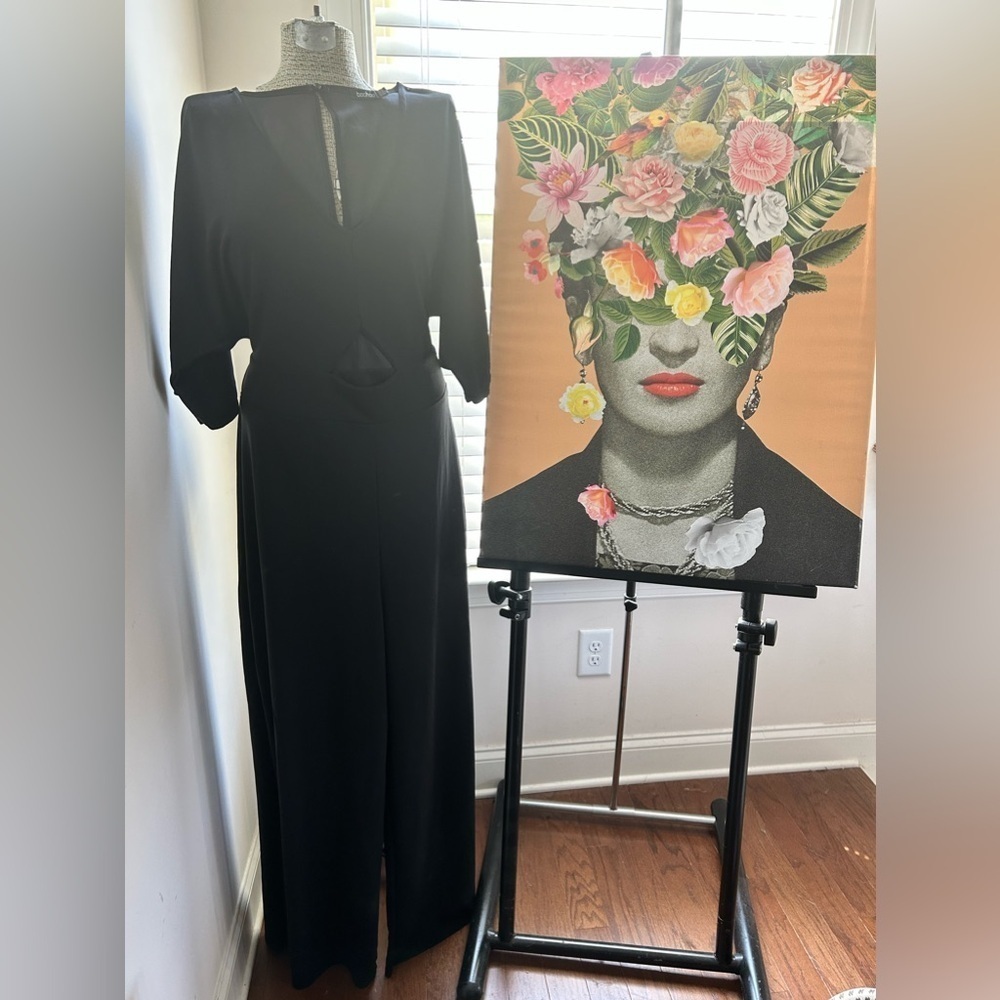 NWOT BOOHOO BLACK, V NECK, WAIST CUTOUT,  WIDE LEG JUMPSUIT.